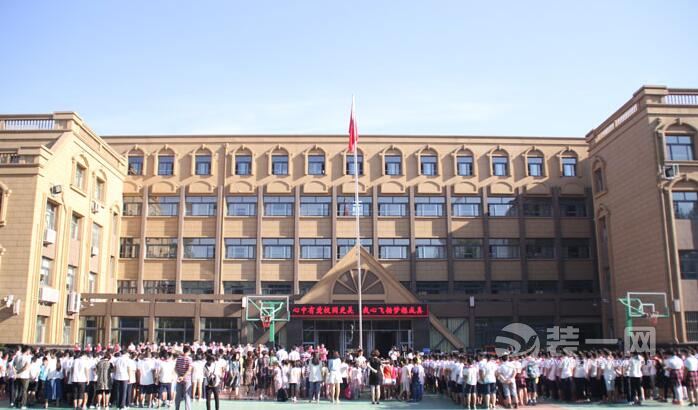 济南解放路小学开学首日 学生检测教学楼装修环境
